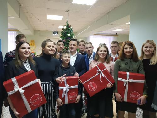 Ребята с подарками 